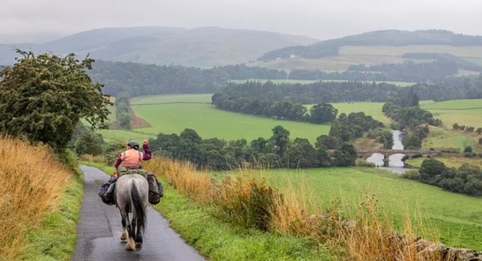 Khung cảnh đẹp như tranh vẽ trên đường Jane cưỡi ngựa từ Anh sang Scotland. Ảnh: SWNS