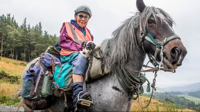 Jane chụp ảnh bên ngựa Diamond dùng để cưỡi từ Anh sang Scotland năm nay. Ảnh: SWNS