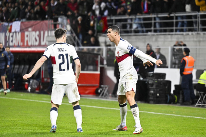 Ronaldo (phải) mừng bàn trong trận Bồ Đào Nha thắng Liechtenstein 2-0 ở lượt áp chót vòng loại Euro 2024 diễn ra tối 16/11, trên sân Rheinpark. Ảnh: EPA