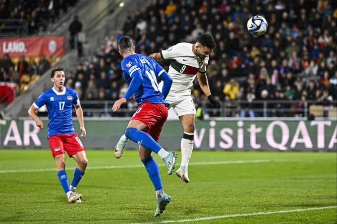 Ramos đánh đầu trong trận Bồ Đào Nha thắng Liechtenstein 2-0 ở lượt áp chót vòng loại Euro 2024 diễn ra tối 16/11, trên sân Rheinpark. Ảnh: EPA