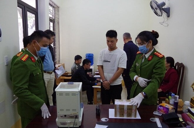 Lực lượng chức năng cân tịnh số ma tuý thu giữ được tại nhà của Đỗ Văn Kiên. (Ảnh: CACC)