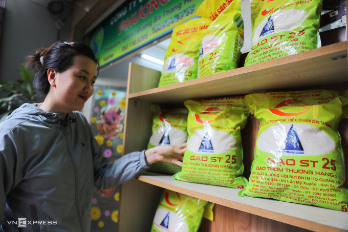 Gạo bán trên kệ siêu thị ở TP HCM. Ảnh: Quỳnh Trần