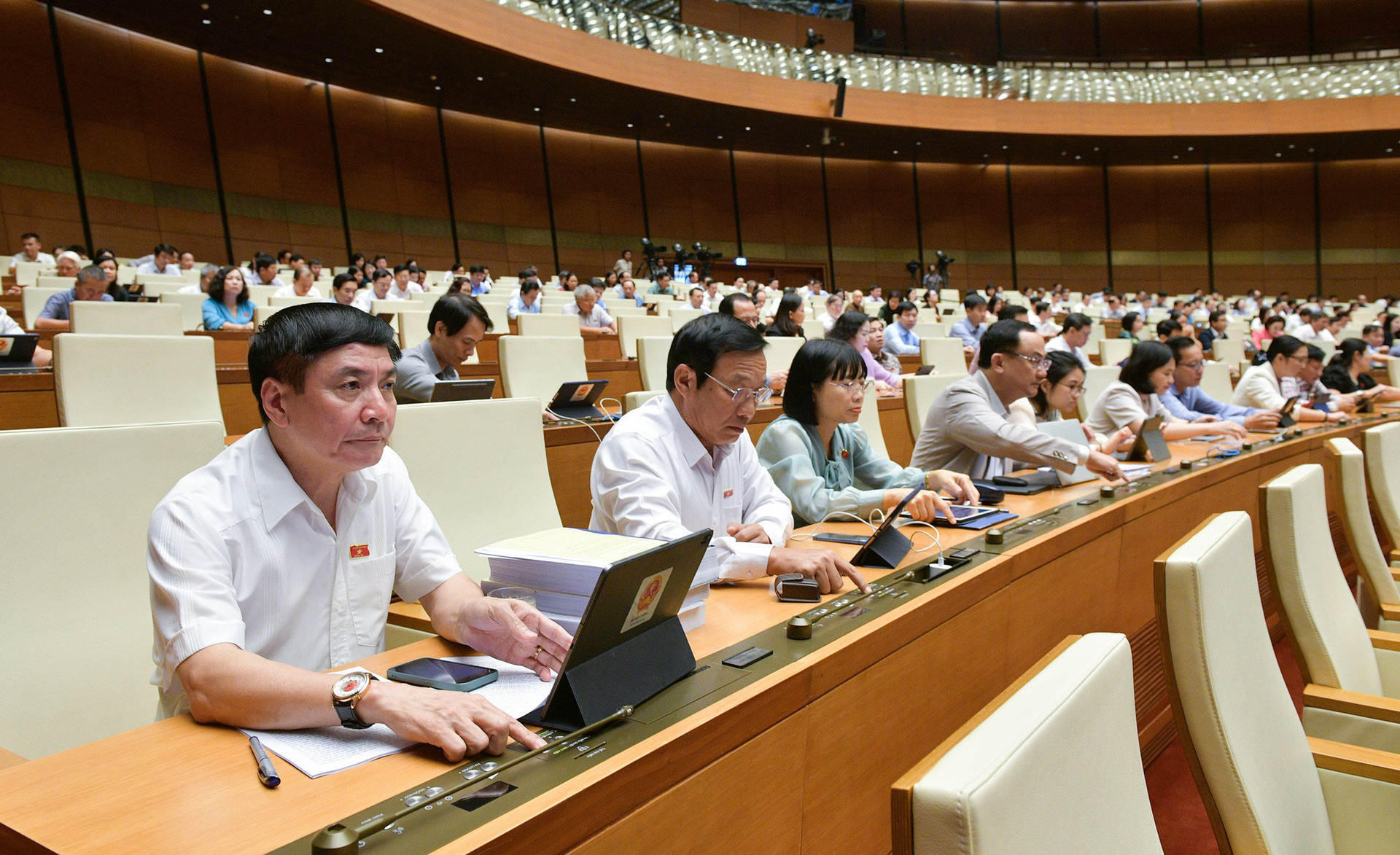 Các đại biểu tham gia kỳ họp thứ 6 của Quốc hội - Ảnh: GIA HÂN