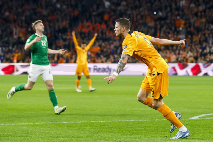 Weghorst (phải) mừng bàn trong trận Hà Lan thắng CH Ireland 1-0 ở lượt áp chót vòng loại Euro 2024 tối 18/11, trên sân Johan Cruyff Arena. Ảnh: ANP
