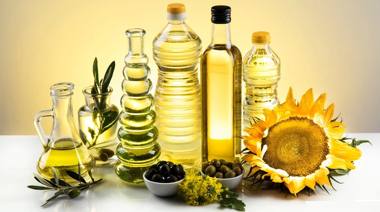 Cách chọn mua dầu ăn tốt cho sức khỏe: Nên mua loại dầu ăn trong suốt, có màu sáng, không đóng cặn và không có mùi lạ. (Ảnh: Shutterstock)