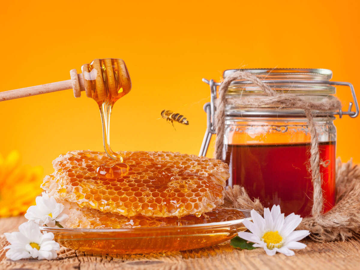 Nếu để mật ong trong tủ lạnh, nhiệt độ và độ ẩm sẽ khiến mật ong bị kết tinh và kém chất lượng. (Ảnh: Sedgemoor Honey Farm)