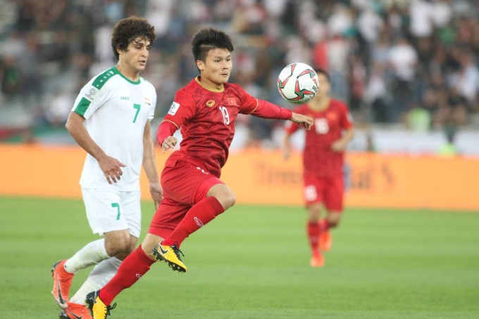 Việt Nam (áo đỏ) thua Iraq 2-3 ở cuộc đối đầu gần nhất tại vòng bảng Asian Cup trên sân Zayed Sports City, thành phố Abu Dhabi, UAE, ngày 8/1/2019. Ảnh: AFC