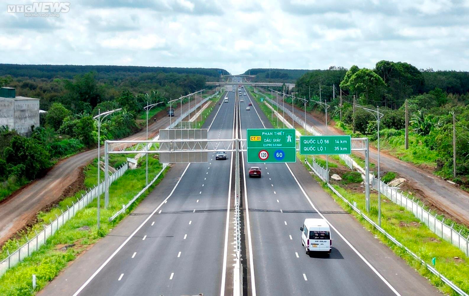Cao tốc Dầu Giây - Phan Thiết được thiết kế chiều rộng mặt đường hơn 32m, quy mô 6 làn xe, vận tốc tối đa 120km/h - tối thiểu 60 km/h. (Ảnh: Thy Huệ).