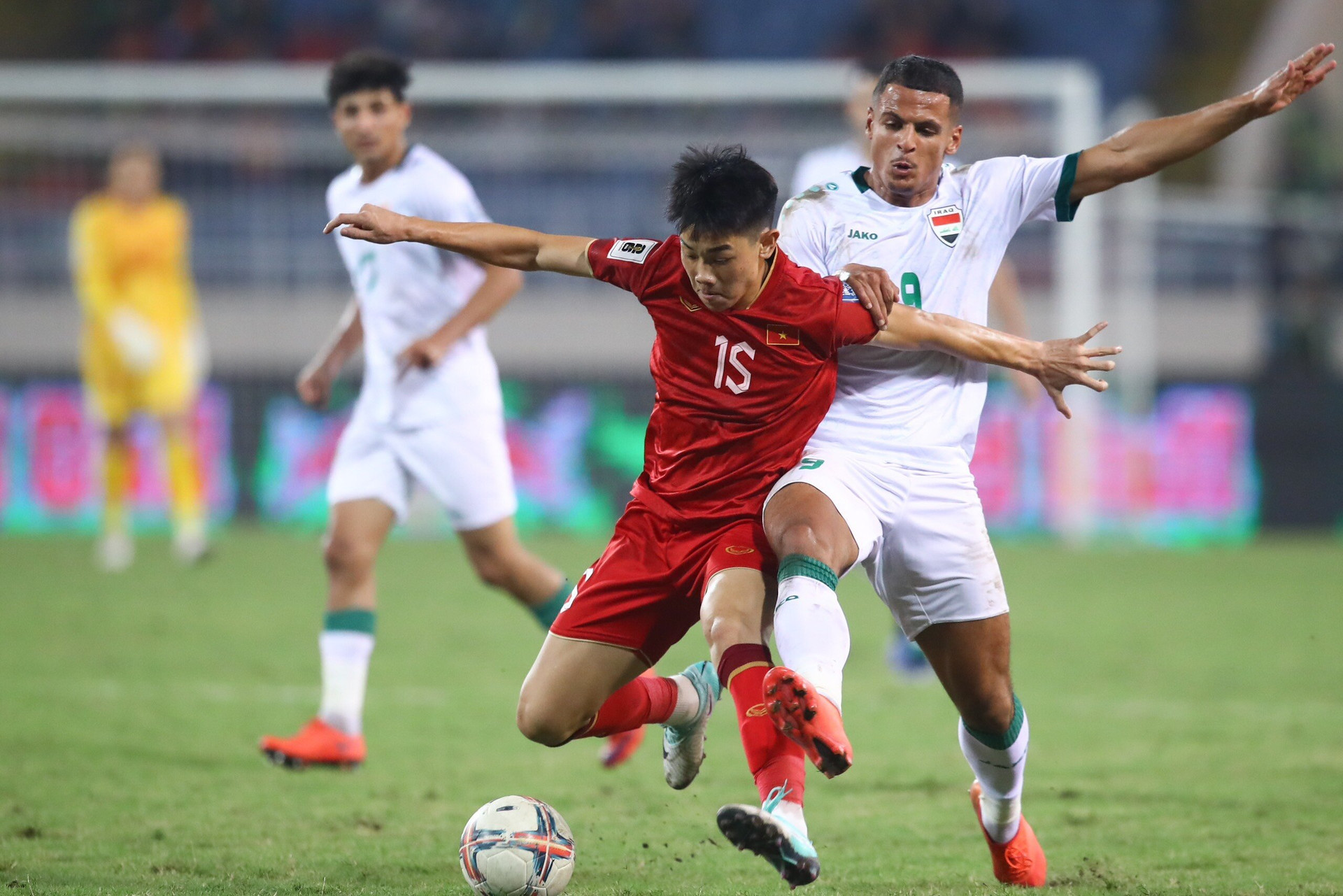 Đội tuyển Việt Nam thi đấu quả cảm trước Iraq.