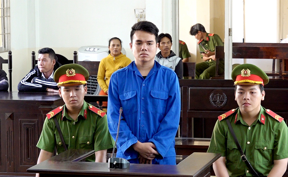 Bị cáo Ngô Nhật Trung bị tuyên phạt 20 năm tù do đâm cậu tử vong bằng 8 nhát dao - Ảnh: TIẾN VĂN