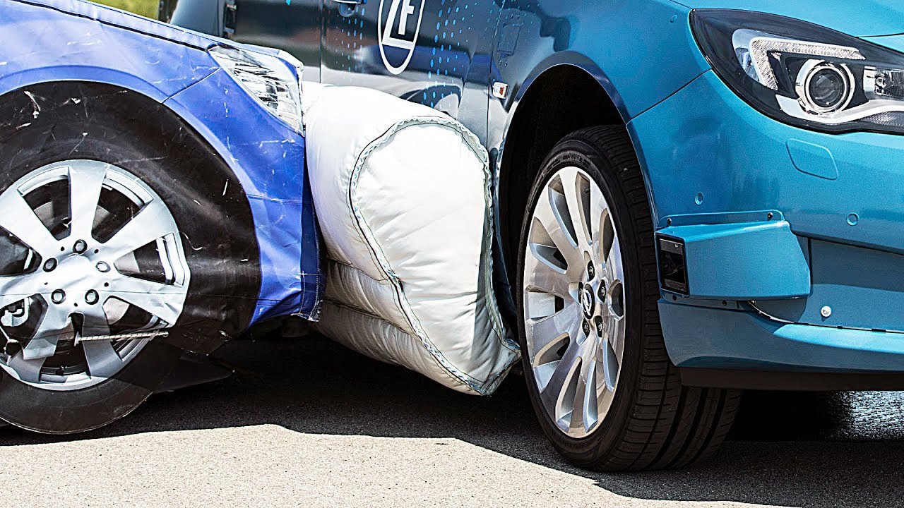 Trong tương lai ô tô có thể có nhiều túi khí ngoài để hạn chế tác động giữa va chạm xe - người lẫn xe - xe - Ảnh: YOUCAR
