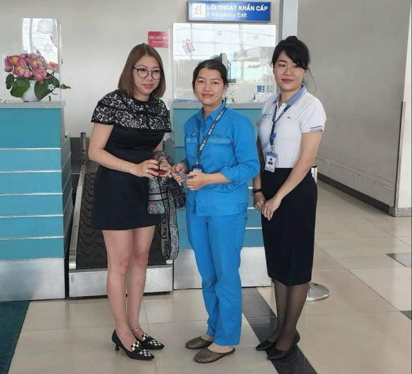 Chị Võ Thị Thùy Dung (giữa) - nhân viên vệ sinh của cảng hàng không quốc tế Cần Thơ - trao trả lại viên kim cương đánh rơi cho nữ hành khách - Ảnh: VCA cung cấp