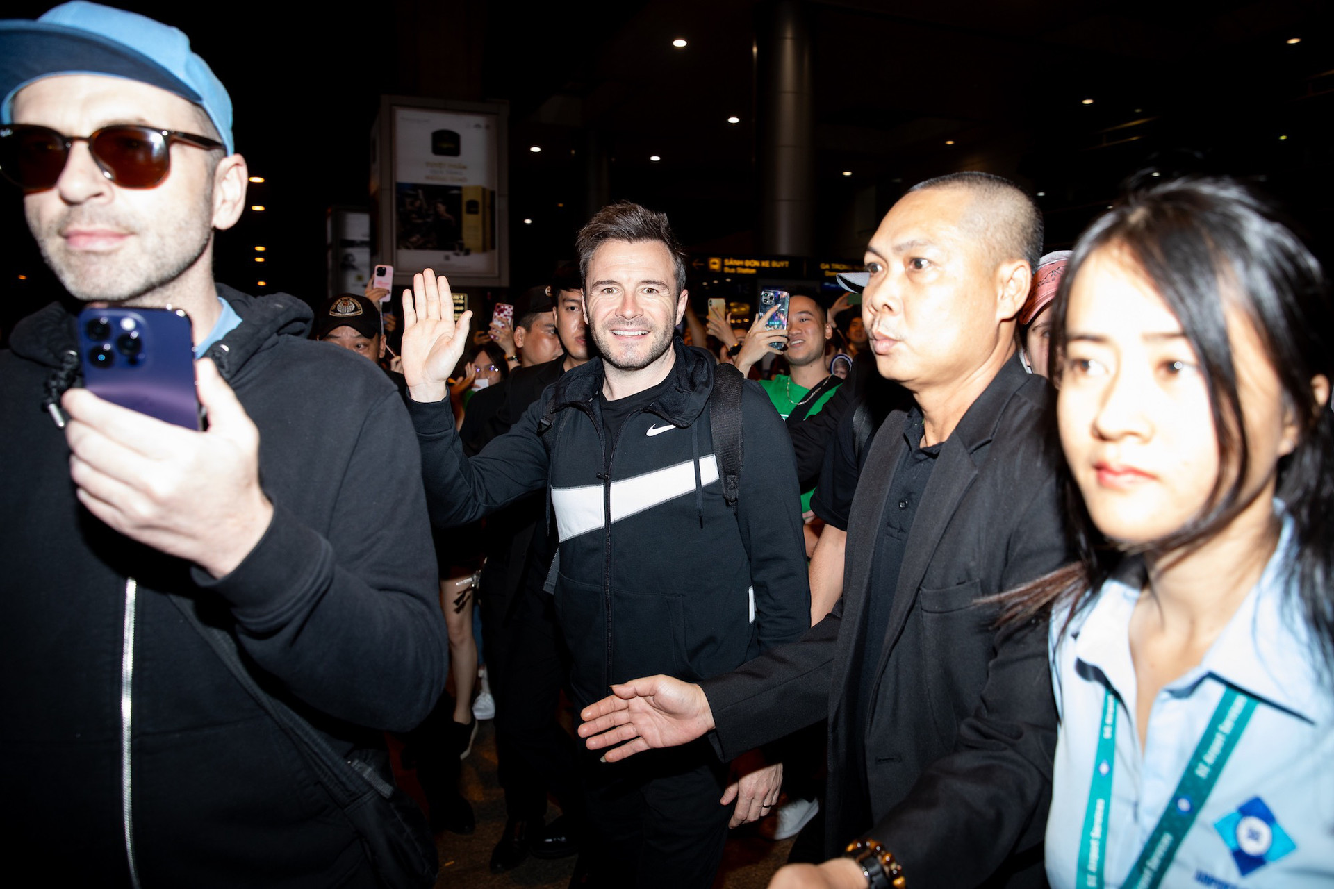 Shane Filan, giọng ca chính của Westlife, vẫy tay chào khán giả Việt Nam tối 20-11 - Ảnh: BTC