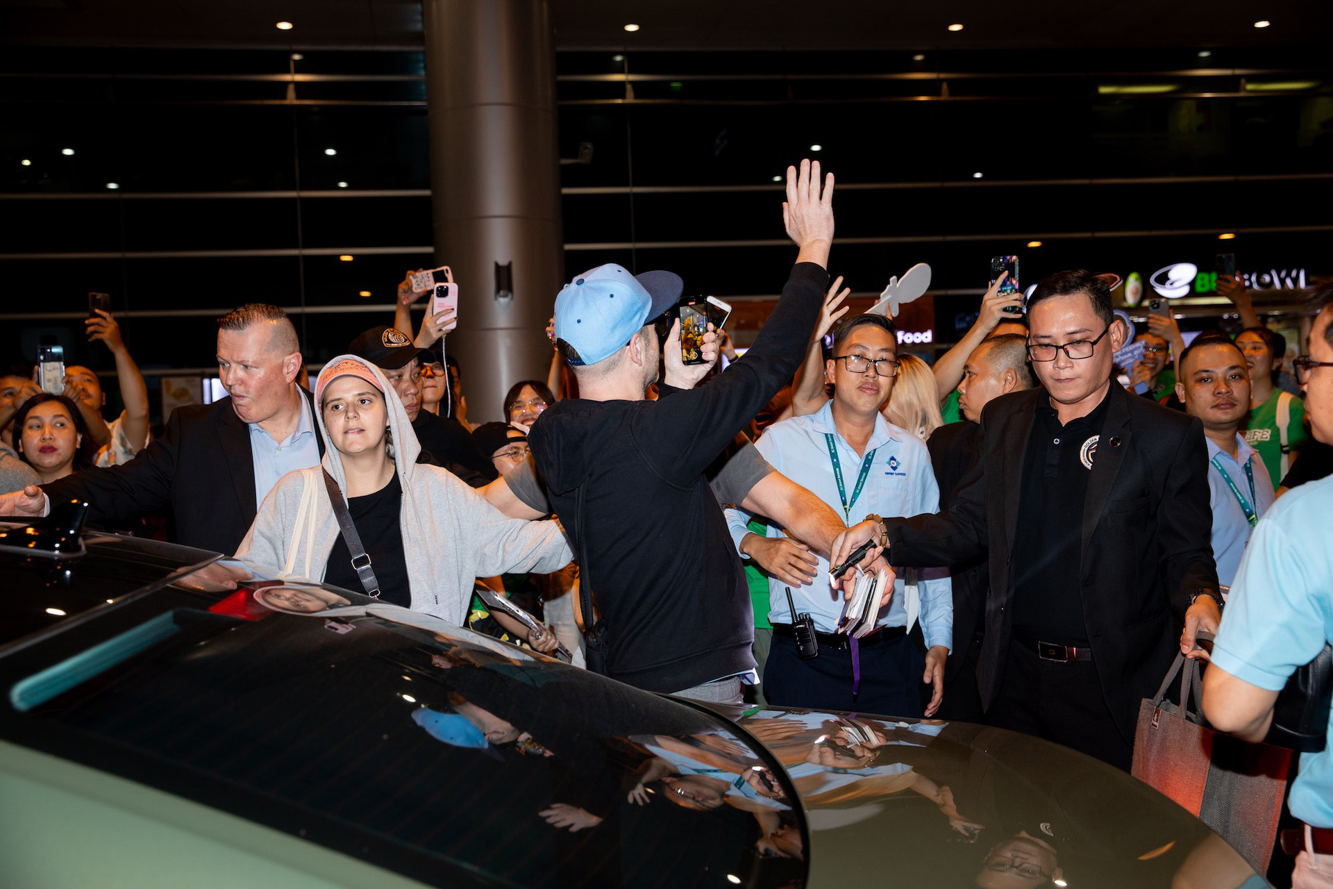 Westlife nán lại vẫy tay chào khán giả trước khi bước vào xe - Ảnh: BTC