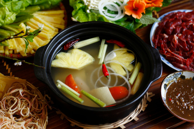 The broth of beef vinegar hotpot has a subtle balance of sweetness and sourness. Photo by VnExpress/Bui Thuy