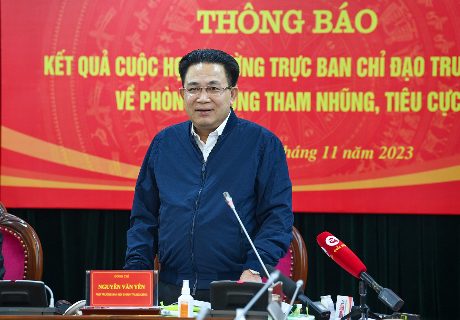 Ông Nguyễn Văn Yên trả lời tại cuộc họp - Ảnh: GIA HÂN