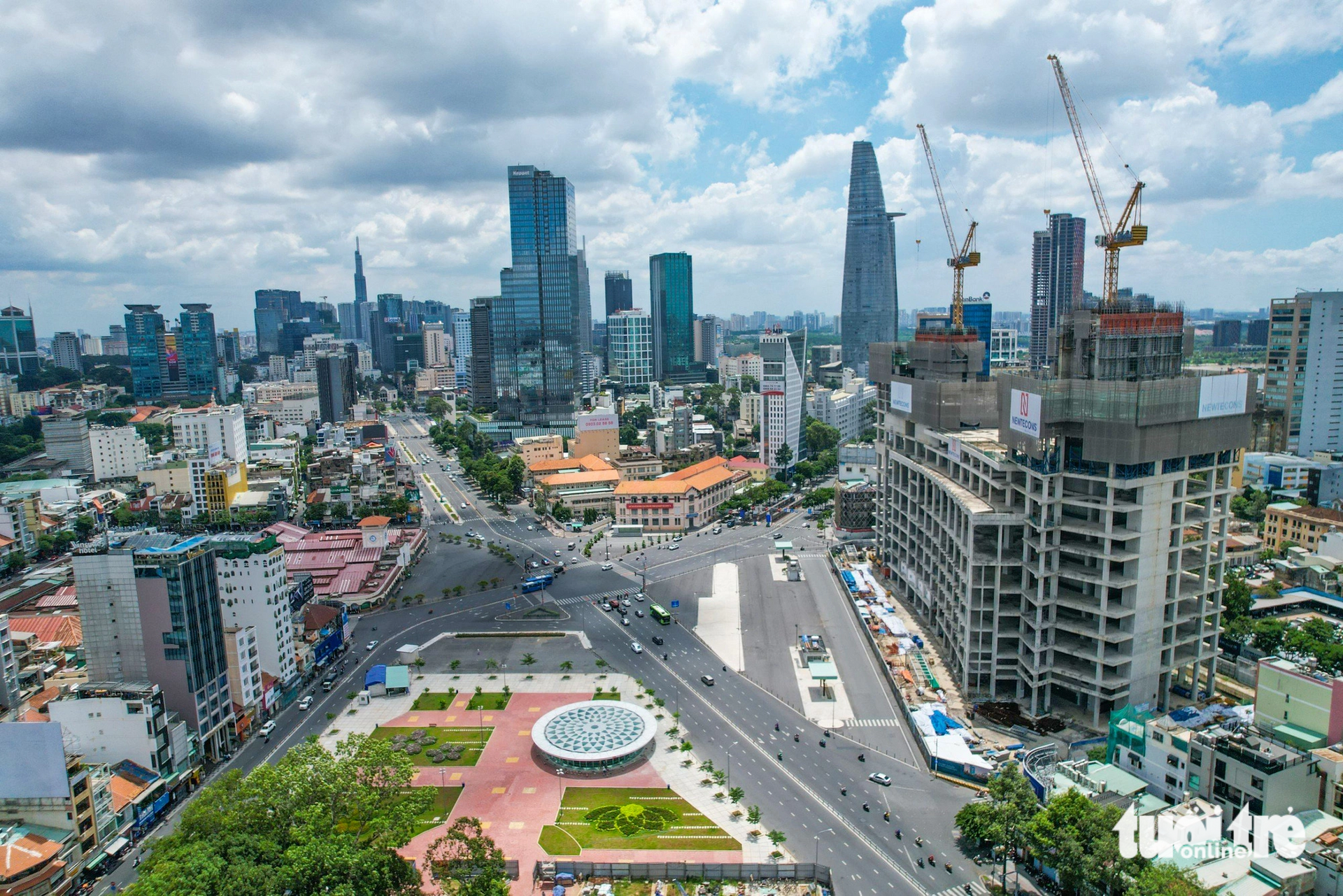 Dự án One Central Saigon (góc phải, tên gọi ban đầu The Spirit of Saigon) nằm trên khu đất tứ giác Bến Thành, có vị trí đắc địa với 4 mặt tiền gồm đường Phạm Ngũ Lão, Phó Đức Chính, Lê Thị Hồng Gấm, Calmette và đối diện chợ Bến Thành - Ảnh: QUANG ĐỊNH