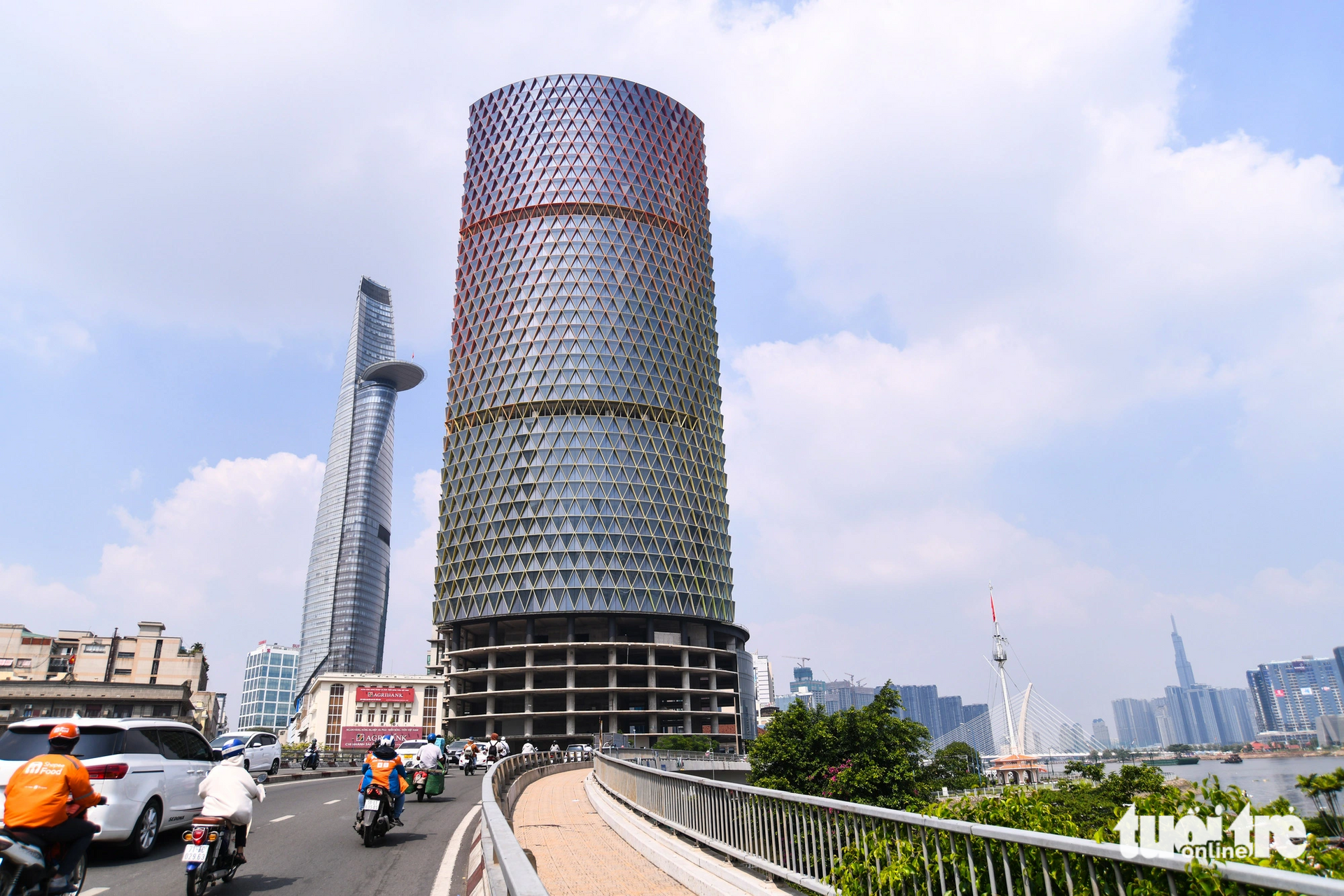 Tháng 8-2022, IFC One Saigon đã được chủ đầu tư thay lớp kính và Thanh tra Sở Xây dựng cho biết chủ đầu tư chỉ lắp kính mới để chỉnh trang đô thị, các hạng mục khác không được làm. Sau đó, dự án lại 