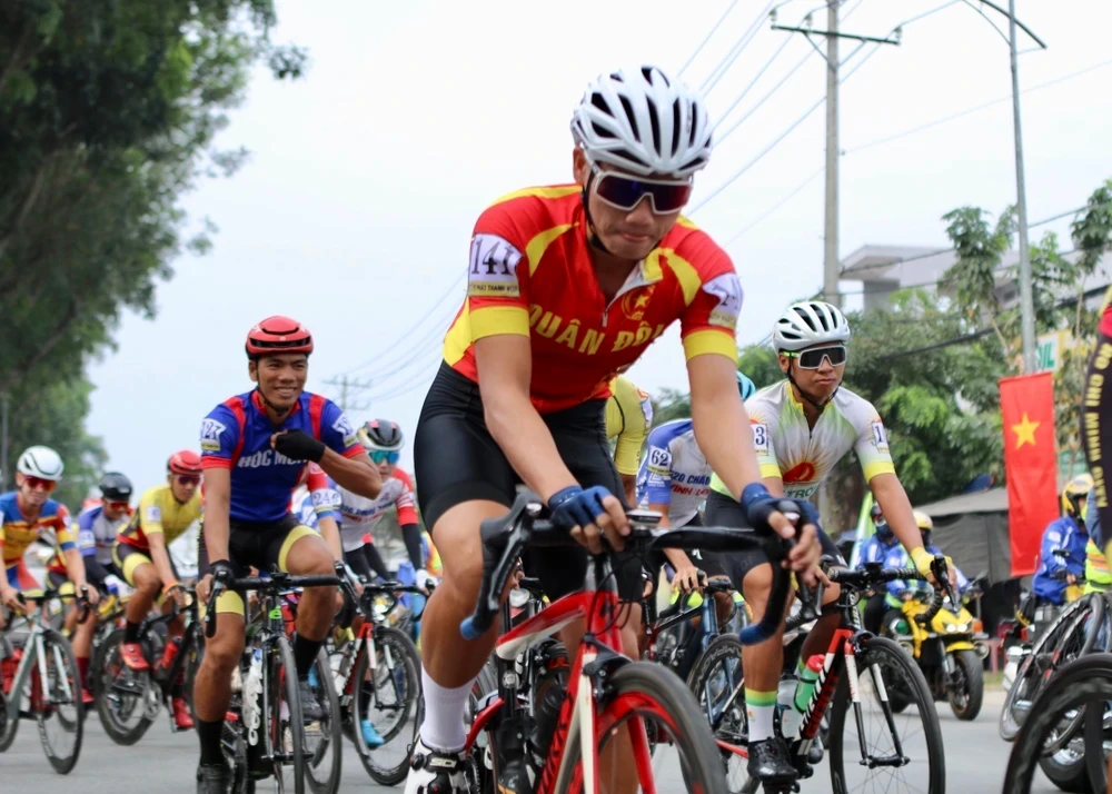 Các vận động viên xuất phát khởi tranh chặng 1 giải Giải đua xe đạp Nam Kỳ Khởi Nghĩa. (Ảnh: Thanh Vũ/TTXVN)