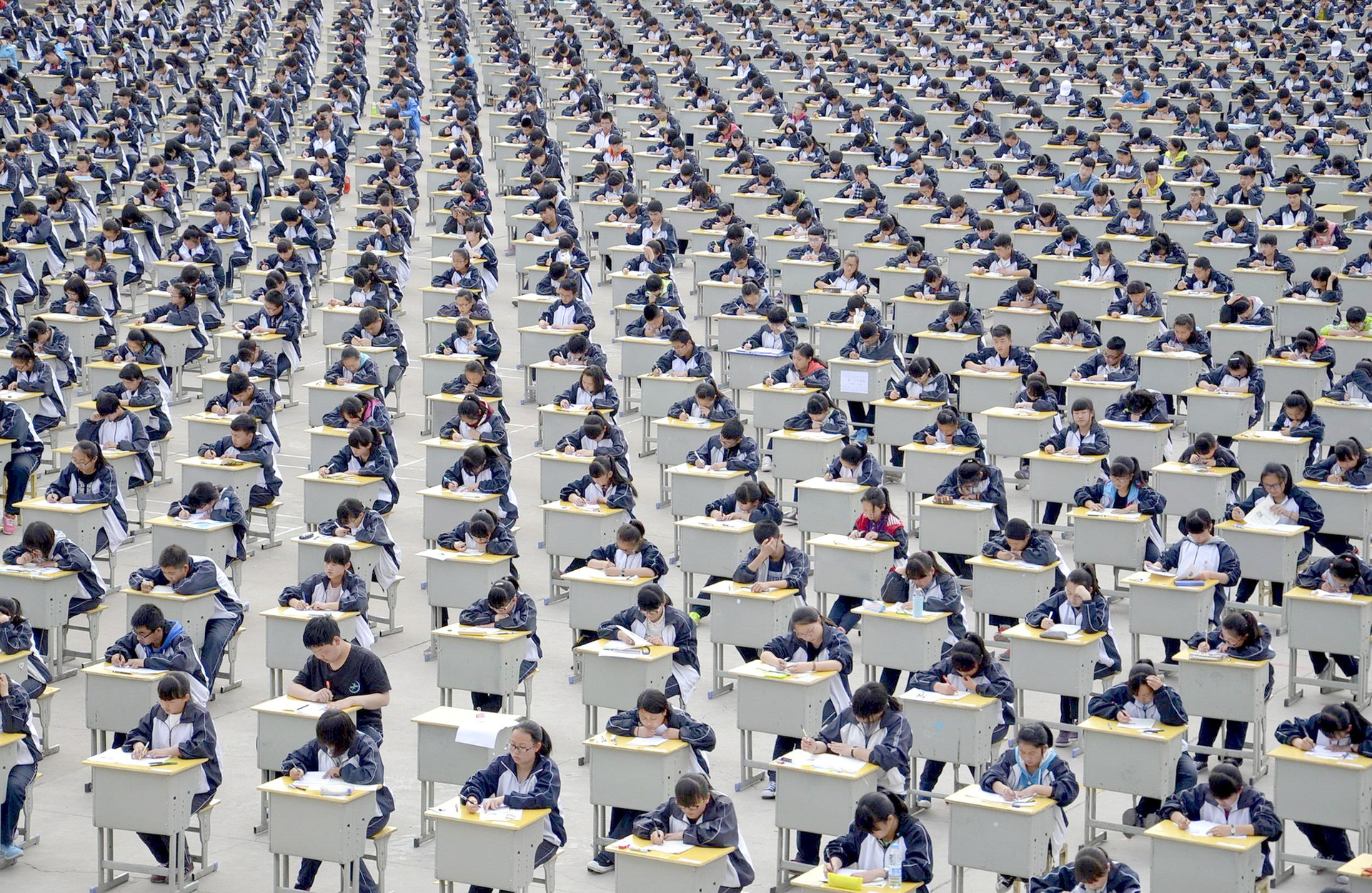 Học sinh tham gia một kỳ thi tại Nghi Xuyên, Trung Quốc - Ảnh: REUTERS