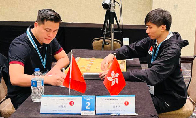 Lại Lý Huynh (trái) trong ván đấu với Hoàng Học Khiêm tại vòng tám giải cờ tướng thế giới ở Houston, Texas, Mỹ tối 23/11/2023.