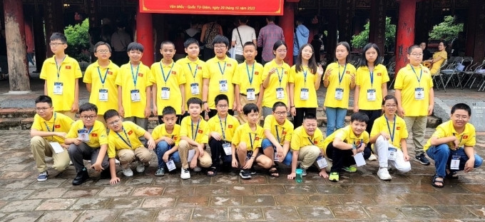 24 học sinh dự thi Toán và Khoa học quốc tế 2023 tham gia lễ dâng hương tại Văn Miếu Quốc Tử Giám, ngày 29/10. Ảnh: IEG