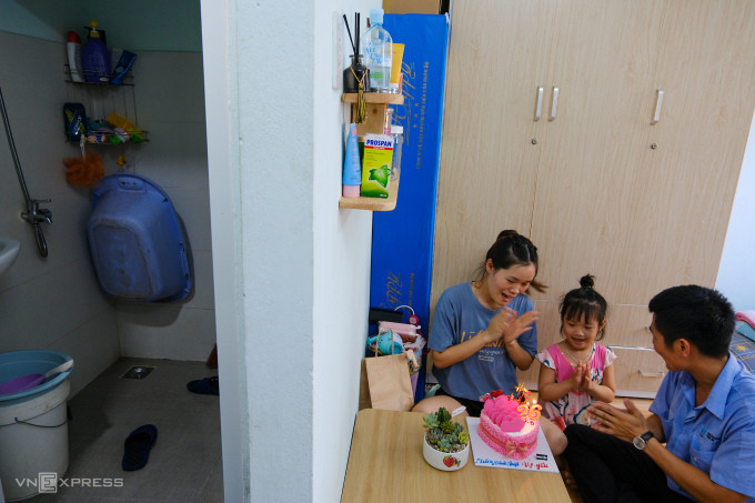 Sinh hoạt của một gia đình công nhân ở Đà Nẵng. Ảnh: Nguyễn Đông
