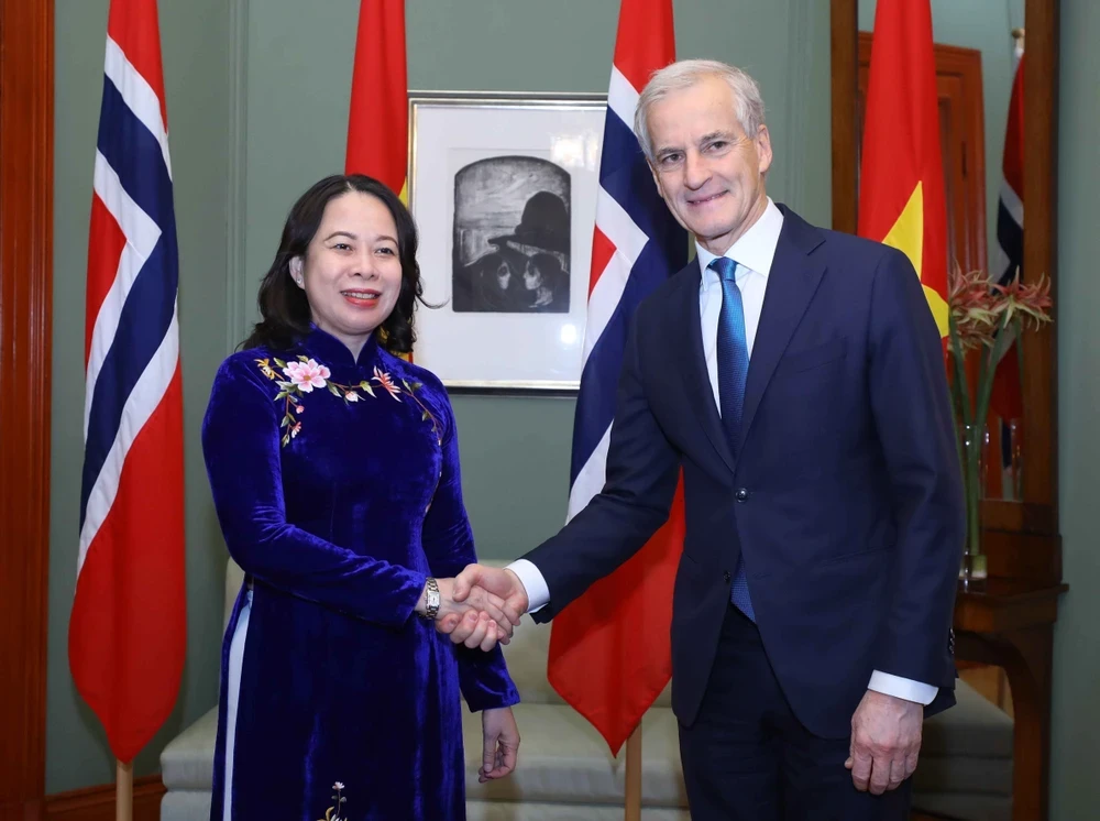 Thủ tướng Na Uy Jonas Gahr Store đón Phó Chủ tịch nước Võ Thị Ánh Xuân. (Ảnh: An Đăng/TTXVN)