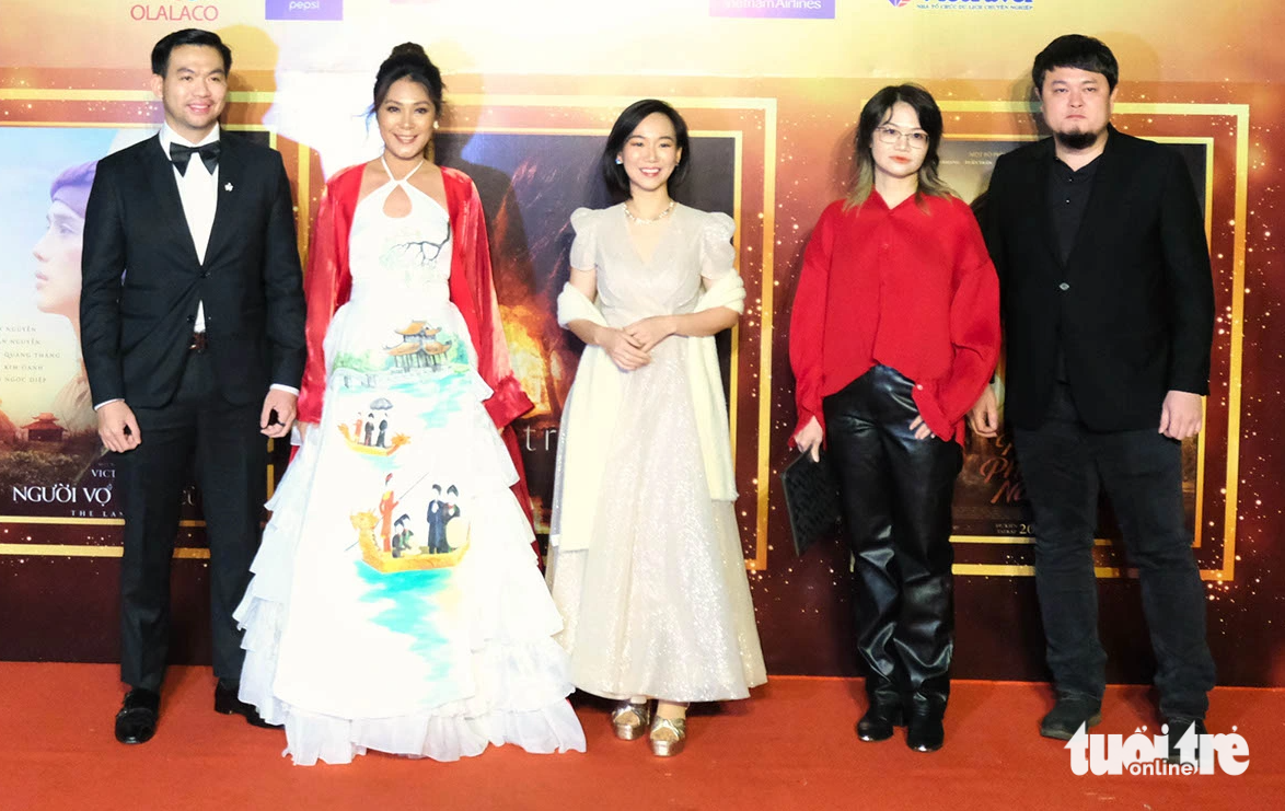 Đoàn phim Mẹ ơi, Bướm đây trên thảm đỏ bế mạc Liên hoan phim Việt Nam lần thứ 23 - Ảnh: MAI VINH