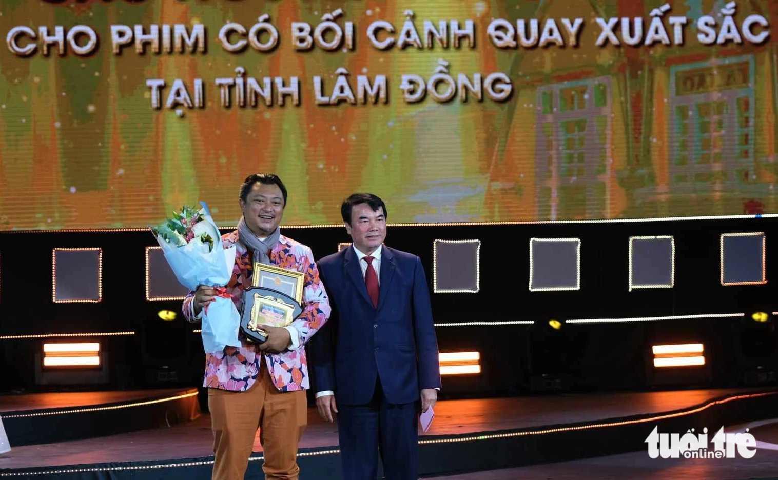 Đạo diễn Phan Gia Nhật Linh (phim Em và Trịnh) lên nhận giải thưởng đặc biệt nhất của Liên hoan phim Việt Nam lần thứ 23 - giải Cao nguyên hùng vĩ của UBND tỉnh Lâm Đồng dành cho phim bối cảnh được quay tại Lâm Đồng - Ảnh: MAI VINH