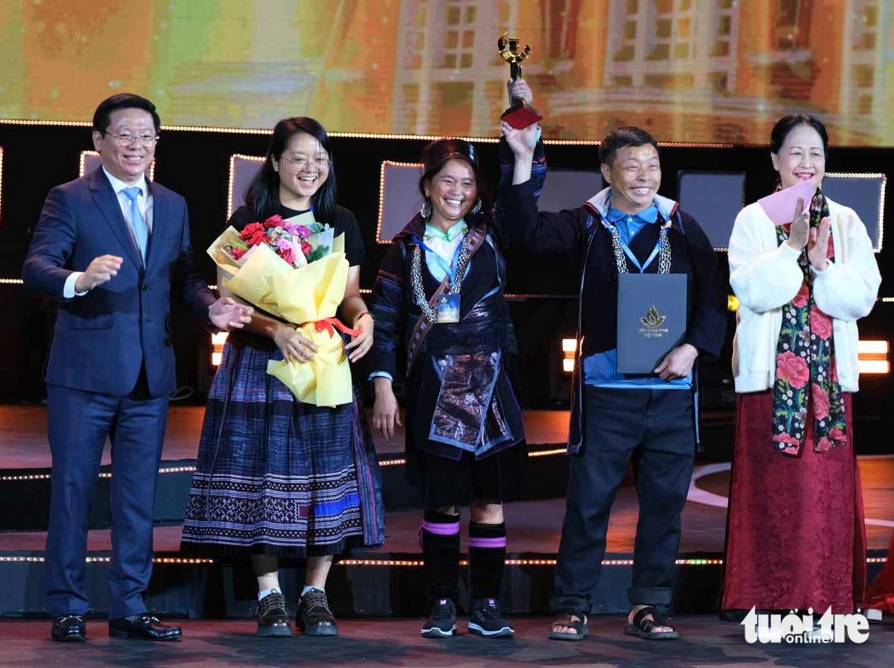 NSND Như Quỳnh và ông Trần Thanh Lâm - phó trưởng Ban Tuyên giáo Trung ương - trao giải thưởng Bông sen vàng danh giá cho 