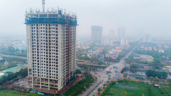 Cận cảnh khối bêtông 25 tầng bỏ hoang trên đất vàng ở Hà Nội - Ảnh 1.