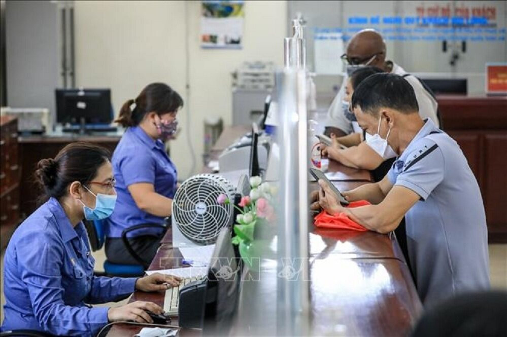 Người dân mua vé tàu tại ga Hà Nội. Ảnh tư liệu: (Thành Đạt/TTXVN)