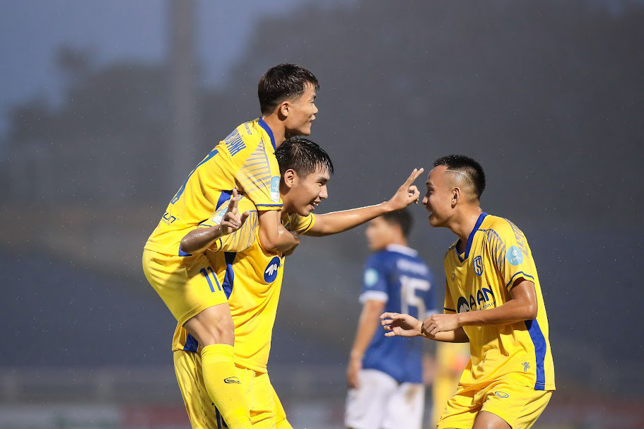 Đinh Xuân Tiến và Trần Mạnh Quỳnh đều lập cú đúp bàn thắng giúp Sông Lam Nghệ An thắng đậm Đồng Tháp - Ảnh: XUÂN THỦY