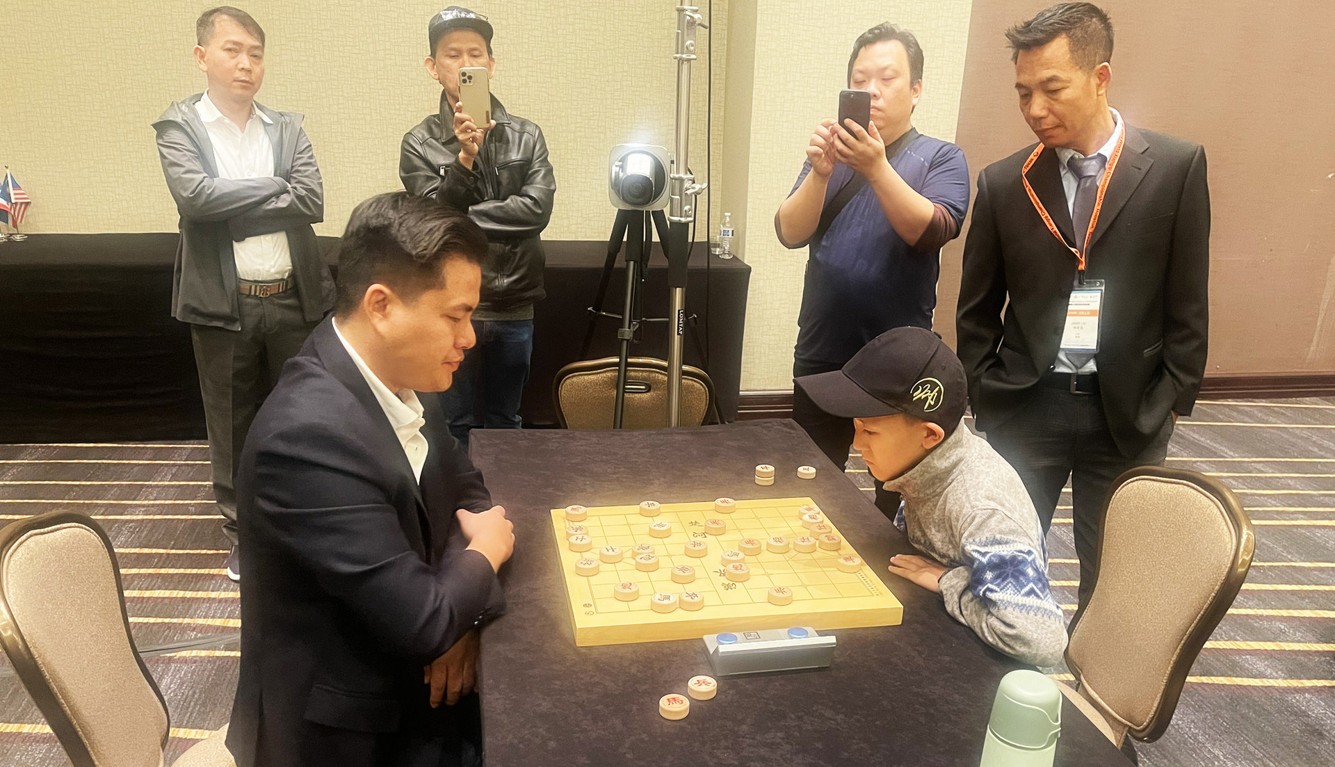 Lại Lý Huynh (trái) thi đấu với Yuan Weihao - Ảnh: JADE LONG