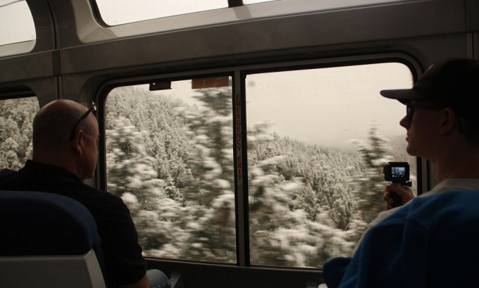 Khung cửa sổ nhìn ra rừng cây phủ tuyết trên tuyến tàu California Zephyr. Ảnh: Amtrak Vacations