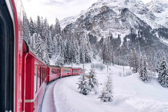 Khung cảnh dãy Alps mùa đông phủ tuyết nhìn từ tàu Bernina Express. Ảnh: Roberto Moiola