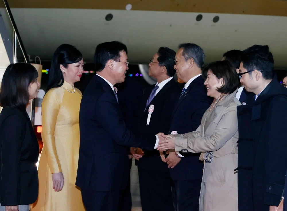 Chủ tịch nước Võ Văn Thưởng và Phu nhân rời Thủ đô Hà Nội, lên đường thăm chính thức Nhật Bản. (Ảnh: Thống Nhất/TTXVN)