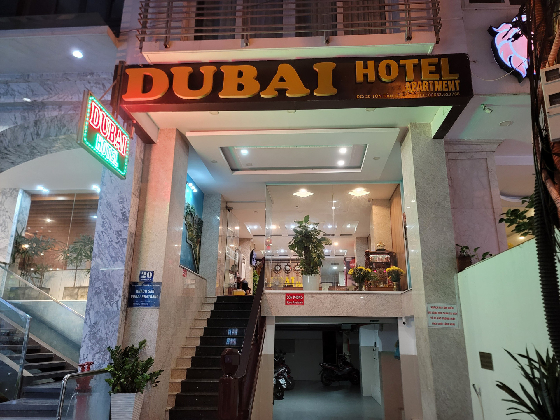 Khách sạn Dubai (đường Tôn Đản, phường Lộc Thọ) xây vượt 2 tầng - Ảnh: TRẦN HƯỚNG