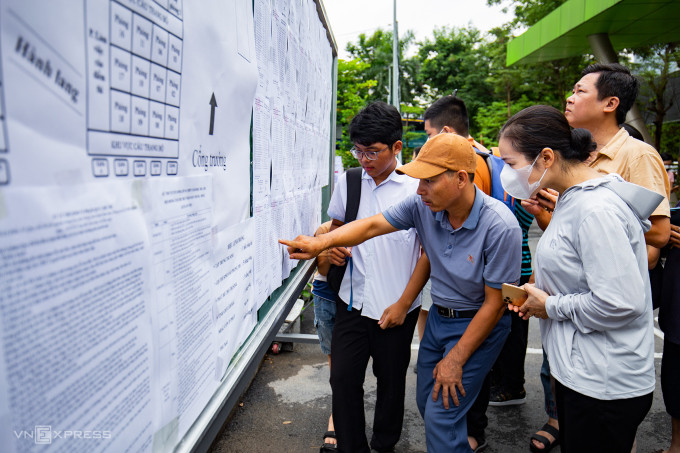 Phụ huynh, học sinh Hà Nội xem số báo danh và sơ đồ phòng thi trong kỳ thi vào lớp 10 THPT công lập, tháng 6/2023. Ảnh: Tùng Đinh