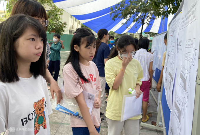 Các thí sinh xem số báo danh và phòng thi tại điểm thi số 2 của trường THCS Ngoại ngữ, tháng 5/2023 Ảnh: Bình Minh