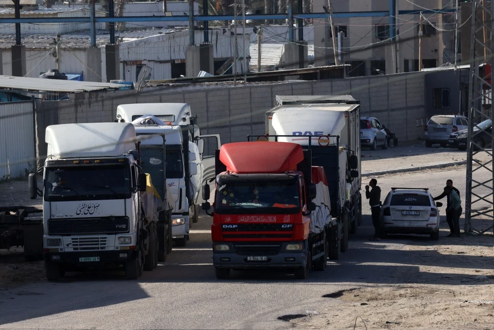 Đoàn xe tải chở hàng cứu trợ tiến vào Dải Gaza. (Ảnh: AFP/TTXVN)