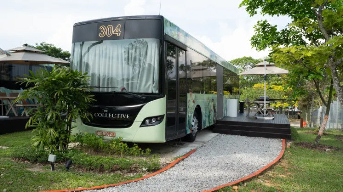 Không gian bên ngoài một phòng khách sạn được cải tạo từ xe buýt. Ảnh: The Bus Collective