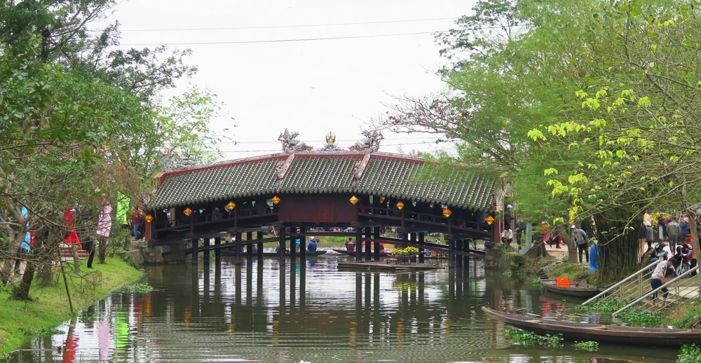 Cầu ngói Thanh Toàn có kiến trúc cổ độc đáo. (Ảnh: Tường Vi/TTXVN) 