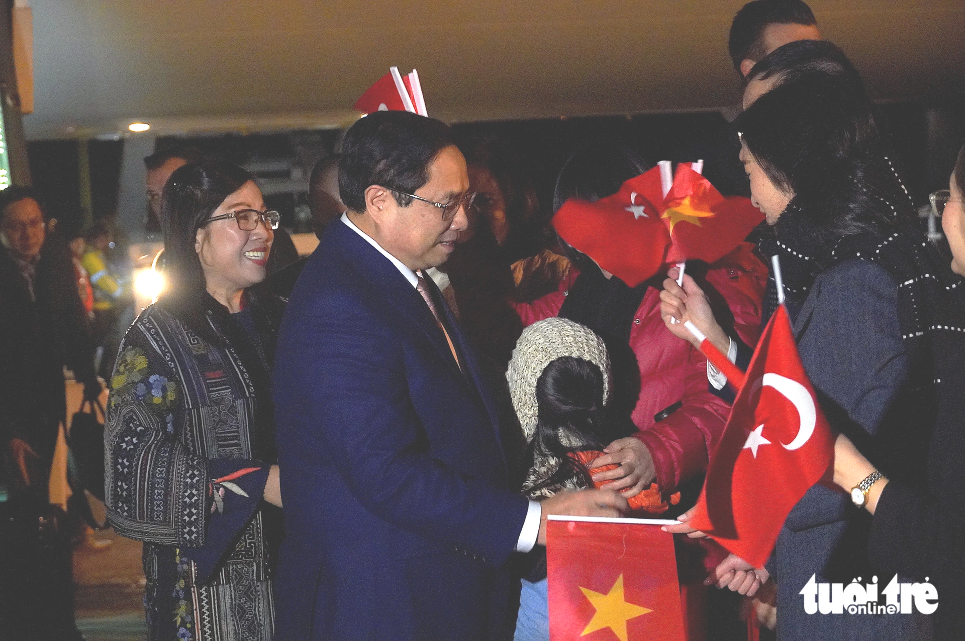 Đón Thủ tướng và phu nhân tại sân bay có đông đảo bà con kiều bào đang sinh sống tại Thổ Nhĩ Kỳ - Ảnh: NGỌC AN
