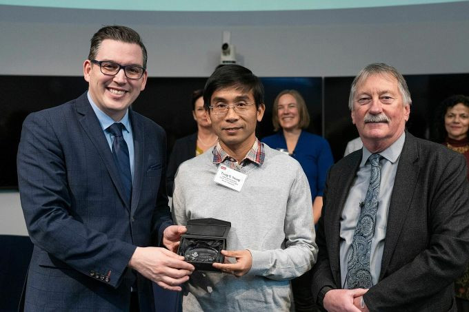 GS Dương Quang Trung (giữa) nhận giải Nghiên cứu xuất sắc của Canada năm 2023. Ảnh: Nhân vật cung cấp