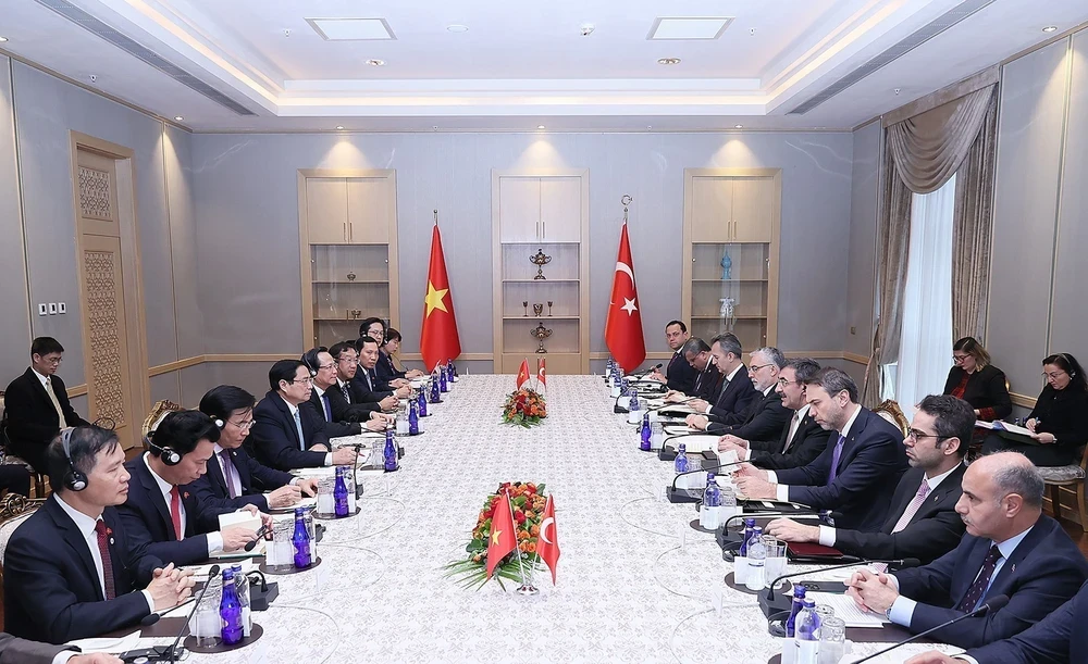 Thủ tướng Phạm Minh Chính hội đàm với Phó Tổng thống Thổ Nhĩ Kỳ Cevdet Yilmaz. (Ảnh: Dương Giang/TTXVN)
