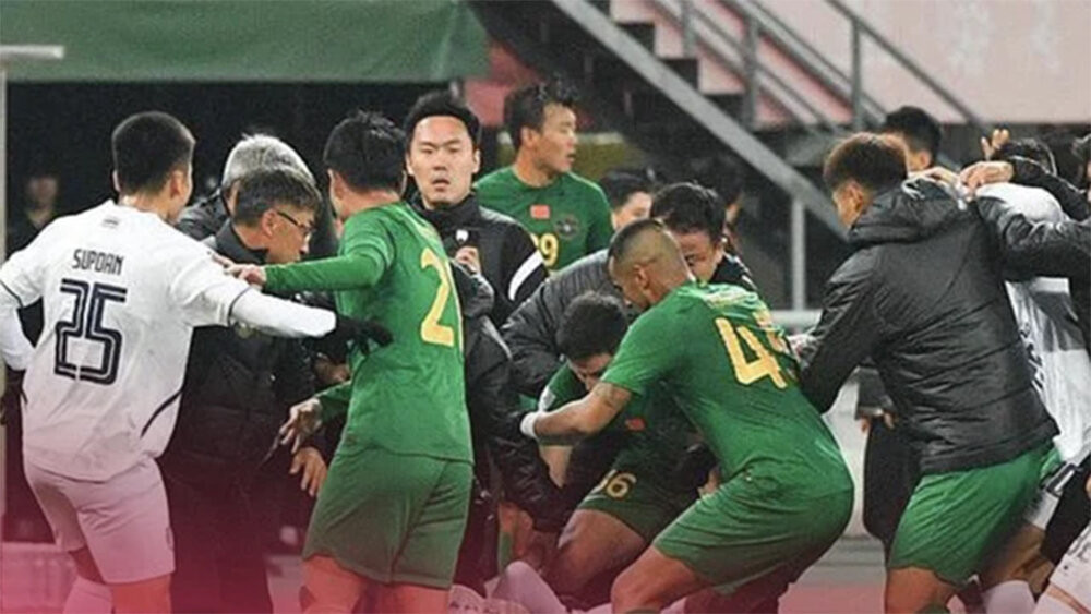 Cầu thủ Buriram United và Zhejiang đánh nhau. (Ảnh: Siamsports)