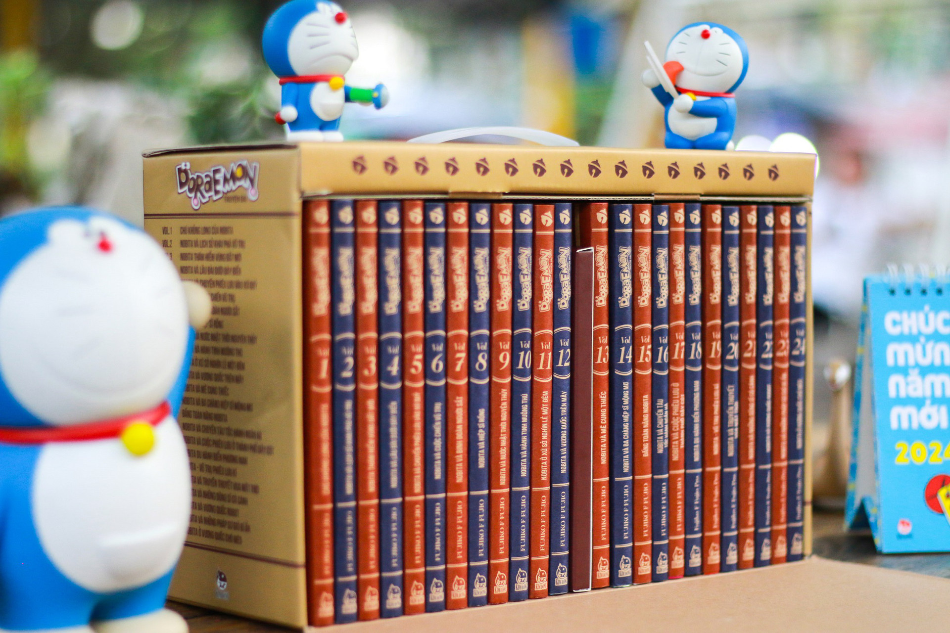 24 tập truyện dài Doraemon được gói gọn trong hộp vali xách tay - Ảnh: Nhà xuất bản Kim Đồng