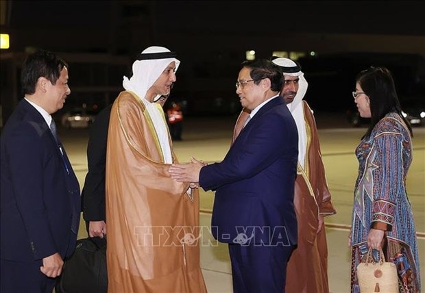 Prime Minister arrives in Dubai, starting activities at COP28 hinh anh 1